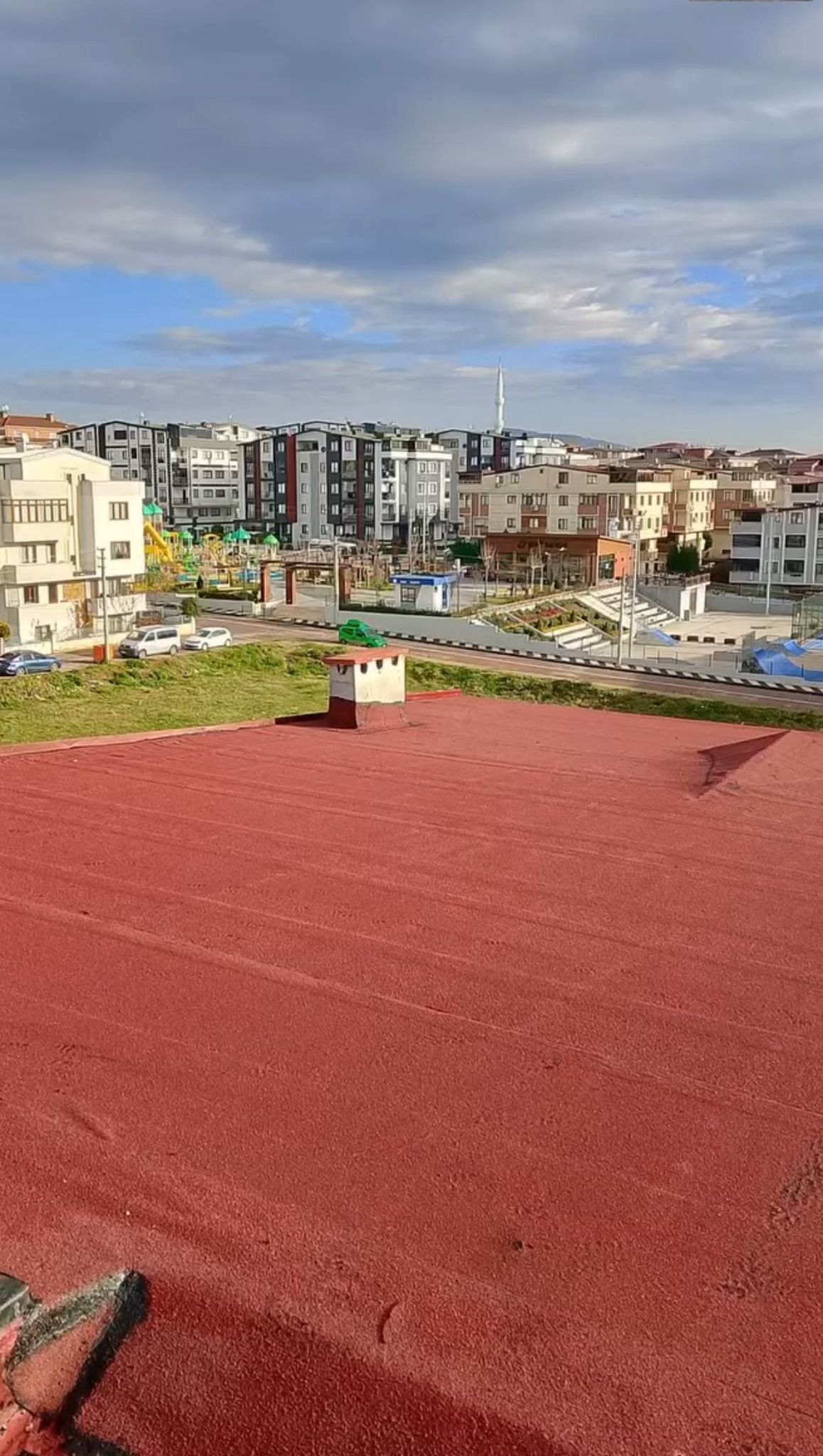 Kırmızı kaplamalı çatı uygulaması