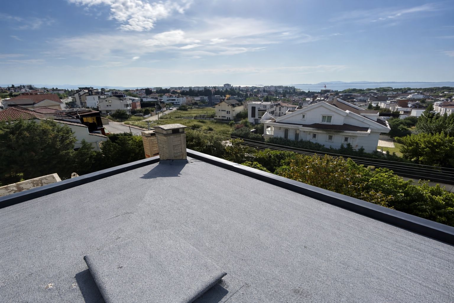 Gri yüzeyli çatı uygulaması